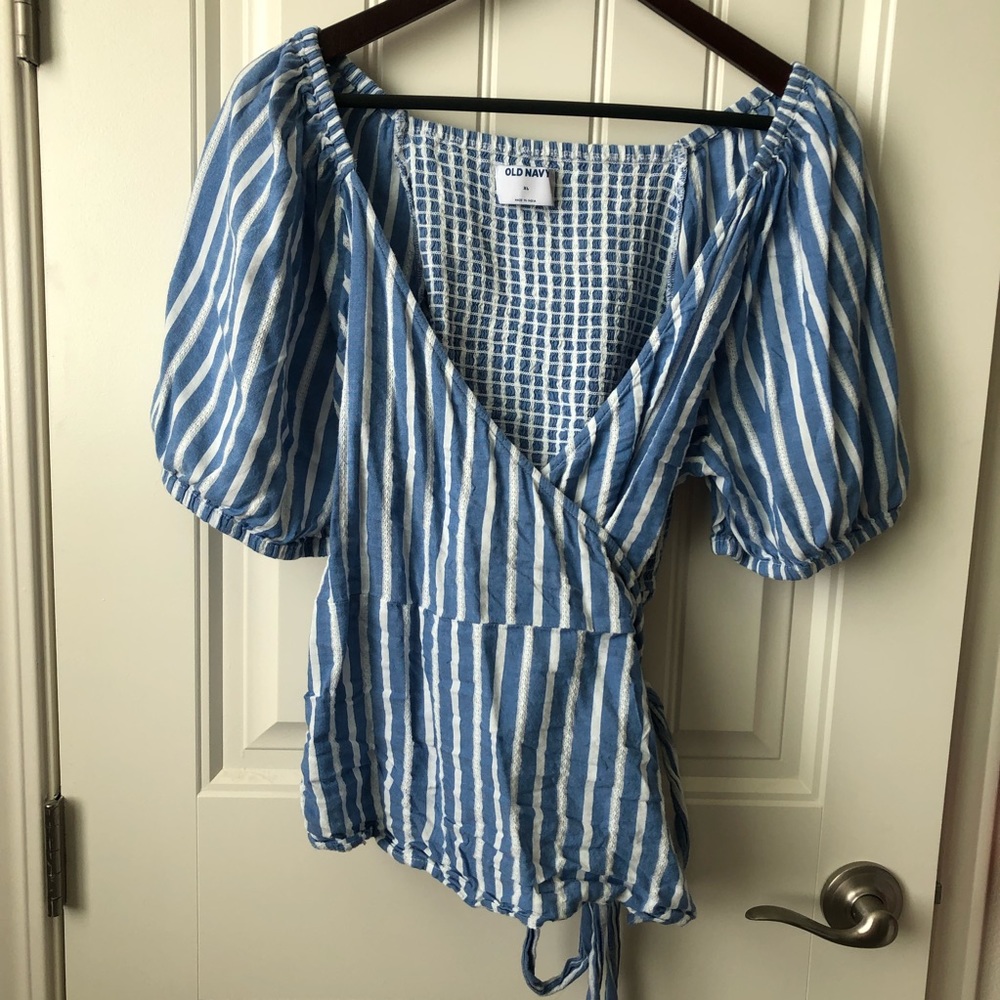 Old Navy Wrap Shirt Size XL. Great condition!